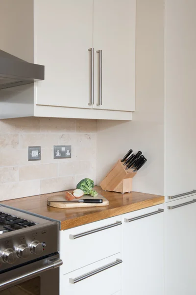 Fitted kitchen with food preparation ongoing — Stock Photo, Image