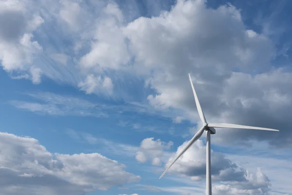 Wind turbine against dramatic cloudy sky — Stock Photo, Image