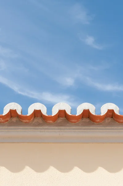 View of roof eaves wih tiles & sunny sky — Stock Photo, Image