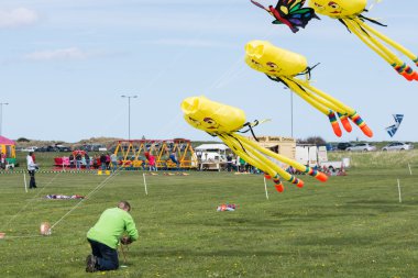 Blyth, Northumberland, İngiltere: 04 Mayıs 2015. Katılımcı uçurtma'nın adam şeritleri Blyth Uçurtma Festivali 2015, ayarlar