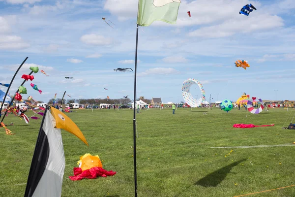 Blyth, Northumberland, UK: 04 MAY 2015. Kites in flight at Blyth Kite Festival 2015 — Stock Photo, Image