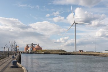 Rüzgar Türbini, silolar ve heykel üzerinde nehir Blyth, Northumberland