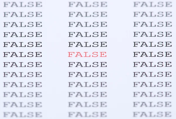 Слово false окружено подобным текстом — стоковое фото