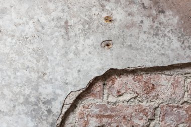 Tuğla duvar kısmen kaldırıldı sıva ile