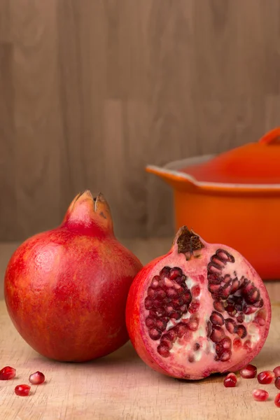 Bütün ve kesme nar kurulu Punica granatum Doğrama ahşap