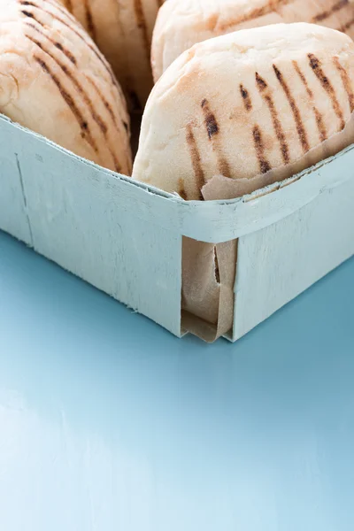 Sepetin içinde ekmek buns