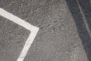 Beyaz çizgi yol işaretleri üzerinde asfalt yol ve otopark