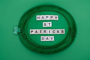 Aziz Patrick kavramı. Yeşil şapkalı mutlu Aziz Patrick günleri, siyah arka planda, üst manzara. 