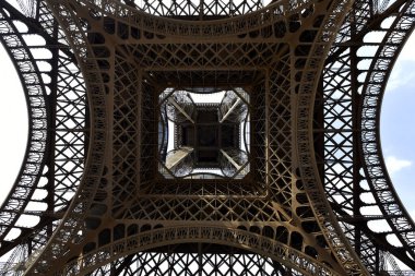 Paris 'teki Eyfel Kulesi' ne git.