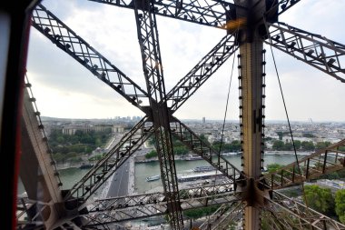 Paris 'teki Eyfel Kulesi' ne git.