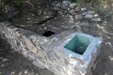 Nissios 'un bağlarının eski çamaşırları Badalona' daki Amig Nehri 'nin dağ sıralarında. 