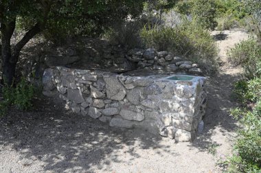 Nissios 'un bağlarının eski çamaşırları Badalona' daki Amig Nehri 'nin dağ sıralarında. 