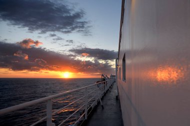 İspanya 'nın Menorca adaları arasında Akdeniz' de bir feribotta gün doğumu..