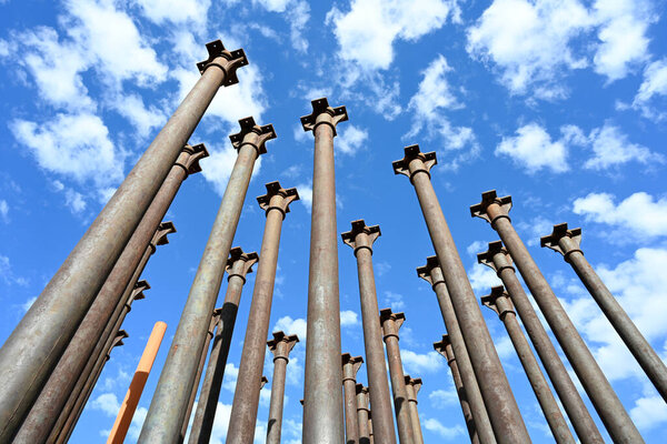 monument made from the columns recovered from the demolition of the old Albiana Ribas factory 