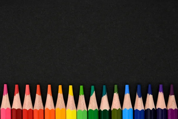 Краски Цветные Карандаши Фоне Черного Картона Вид Сверху Текст Концепция — стоковое фото