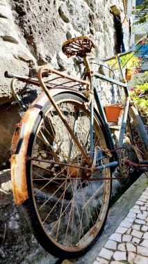 Eski bisiklet, dekoratif parça, tipik dar yol, deniz.,
