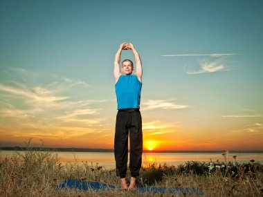 Yoga yaparak gülümseyen adam açık havada egzersiz
