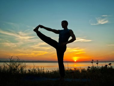 Yoga atlet Asana günbatımında gerçekleştirme