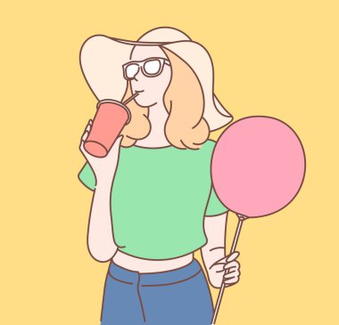 Yaz tatili ve rahatlama konsepti. Yazın gelmesi umuduyla gözlüklü genç bir kız.