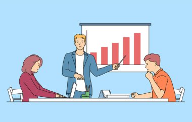 Sunum toplantısı, girişim, iş birliği ve takım çalışması. Bir grup genç iş ortağı ofiste oturuyor ve veri geliştirme üzerine iş arkadaşı sunumunu dinliyor.