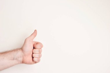 El işareti yapan birinin fotoğrafı.