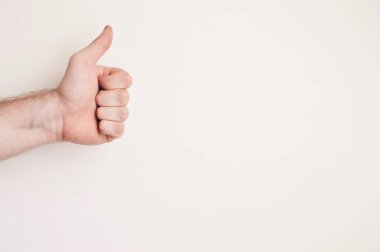 El işareti yapan birinin fotoğrafı.