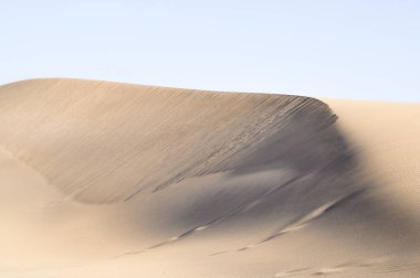 Çöl, ışık ve gölgenin manzara fotoğrafı