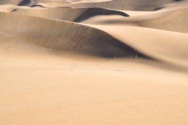 Çöl, ışık ve gölgenin manzara fotoğrafı