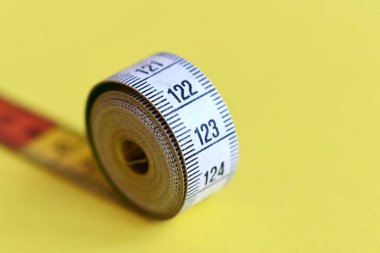 Sarı arkaplanda ölçüm bandının yakın çekim makrosu