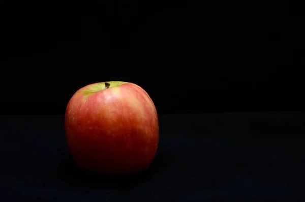Φωτογραφία Ενός Κόκκινου Μήλου Μαύρο Φόντο — Φωτογραφία Αρχείου