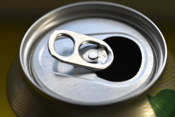 Gros Plan Une Canette Soda Une Boîte Conserve Ouverte — Photo