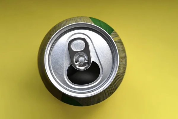 黄色の背景にソーダ缶または錫のオーバーヘッド写真 — ストック写真