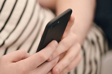 Telefonuyla mesaj atan bir adam.