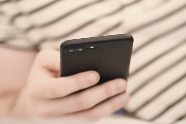 Telefonuyla mesaj atan bir adam.