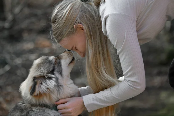 Blond Kvinna Som Kramar Finsk Lapphund Har Matchande Modeaccessoarer — Stockfoto
