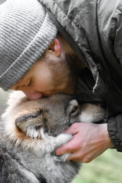 Fin Lapphund köpeğini kafasından öpen bir adamın portresi