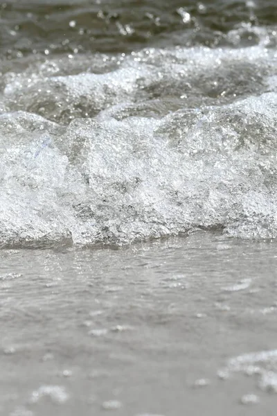 Foto Una Ola Oceánica Estrellándose Orilla Playa — Foto de Stock
