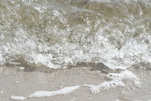 Foto Van Een Oceaangolf Die Aan Land Het Strand Neerstort — Stockfoto