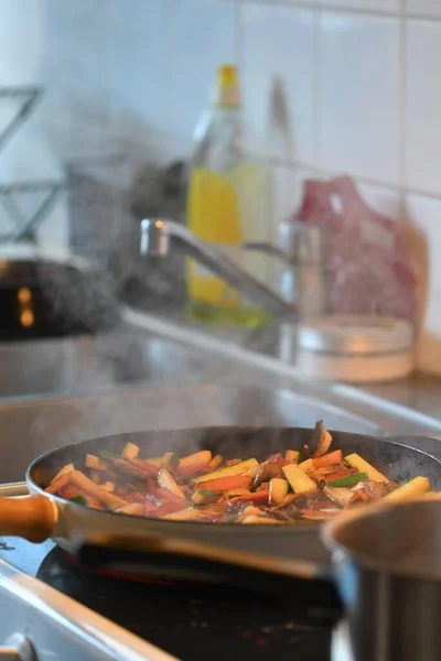 Mutfakta Yemek Pişirilirken Tavada Sebze Kızartırken — Stok fotoğraf