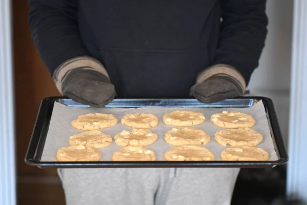 Foto Homem Segurando Prato Cheio Biscoitos Redondos Recém Assados — Fotografia de Stock