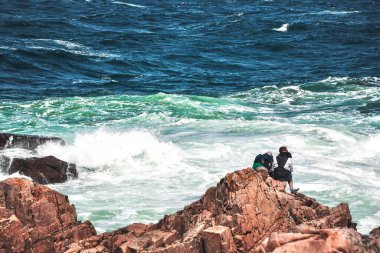 Yazın deniz, dalga ve uçurum manzarası