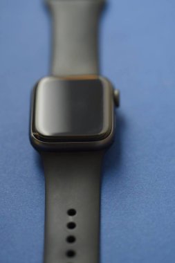 Mavi arkaplanda dokunmatik ekranı olan modern bir saatin yakın çekim makrosu