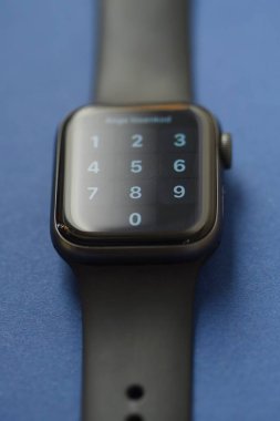 Mavi arkaplanda dokunmatik ekranı olan modern bir saatin yakın çekim makrosu