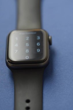 Mavi arkaplanda dokunmatik ekranı olan modern bir saatin yakın çekim makrosu