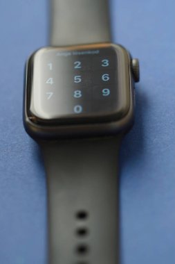 Mavi arkaplanda dokunmatik ekranı olan modern bir saatin yakın çekim makrosu