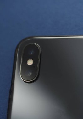Mavi arkaplandaki cep telefonunun kamera makrosu