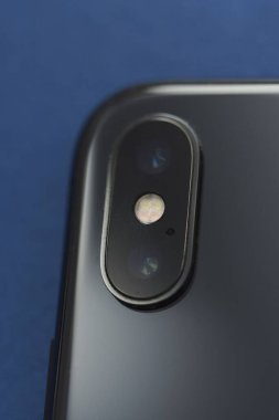 Mavi arkaplandaki cep telefonunun kamera makrosu