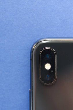 Mavi arkaplandaki cep telefonunun kamera makrosu