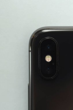 Beyaz arkaplandaki cep telefonunun kamera makrosu