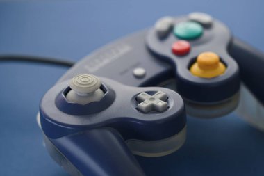 Mavi arkaplandaki bir oyun denetleyicisinin fotoğrafı